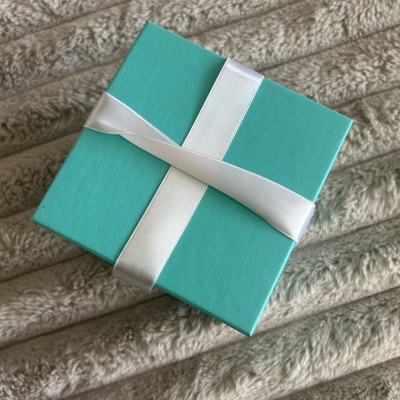 Tiffany gift box w/ bow - Picture 3 of 3